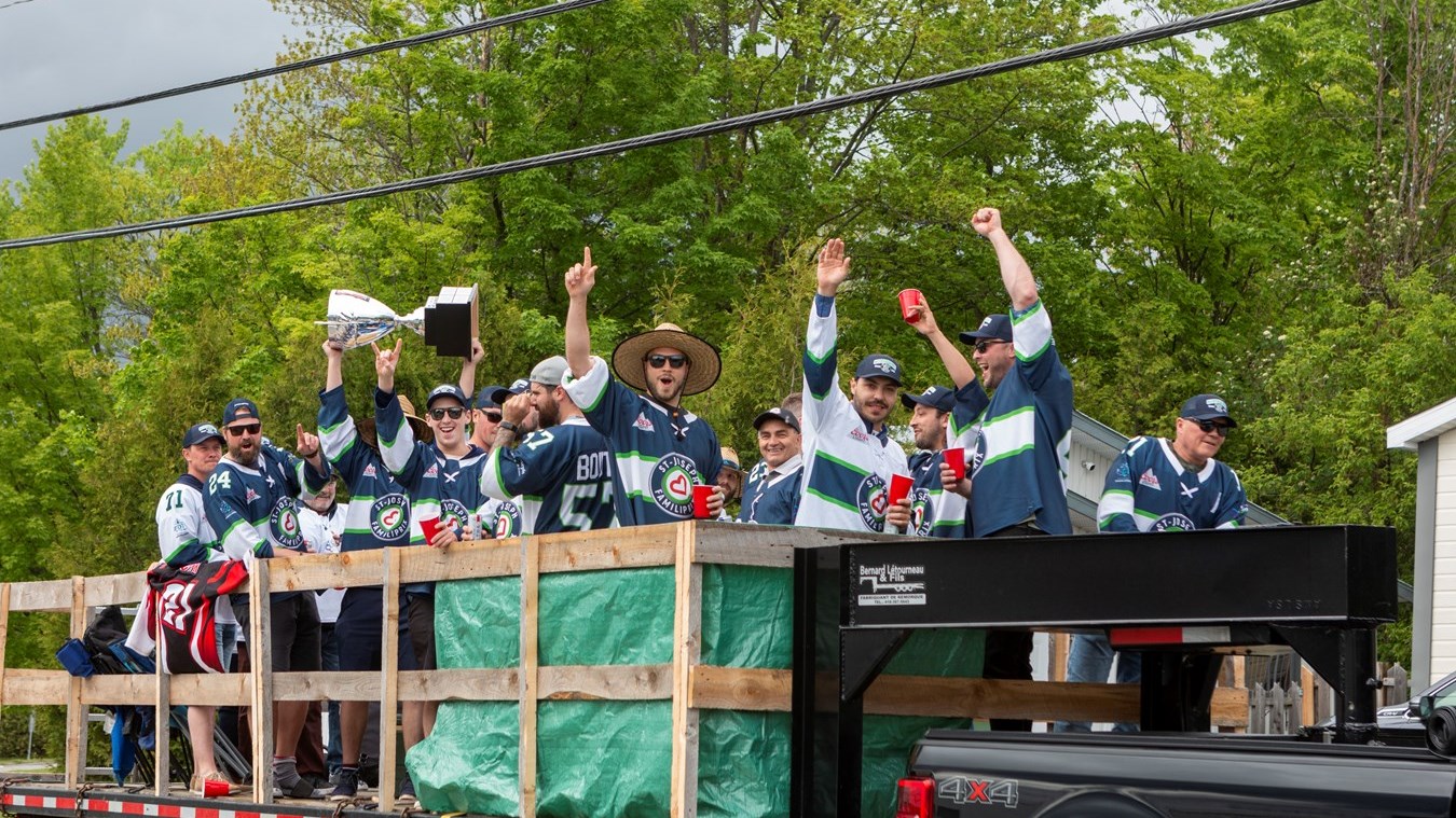 Une parade pour célébrer le club de hockey le Familiprix