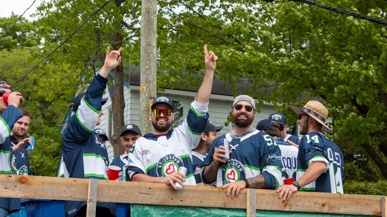 Une parade pour célébrer le club de hockey le Familiprix