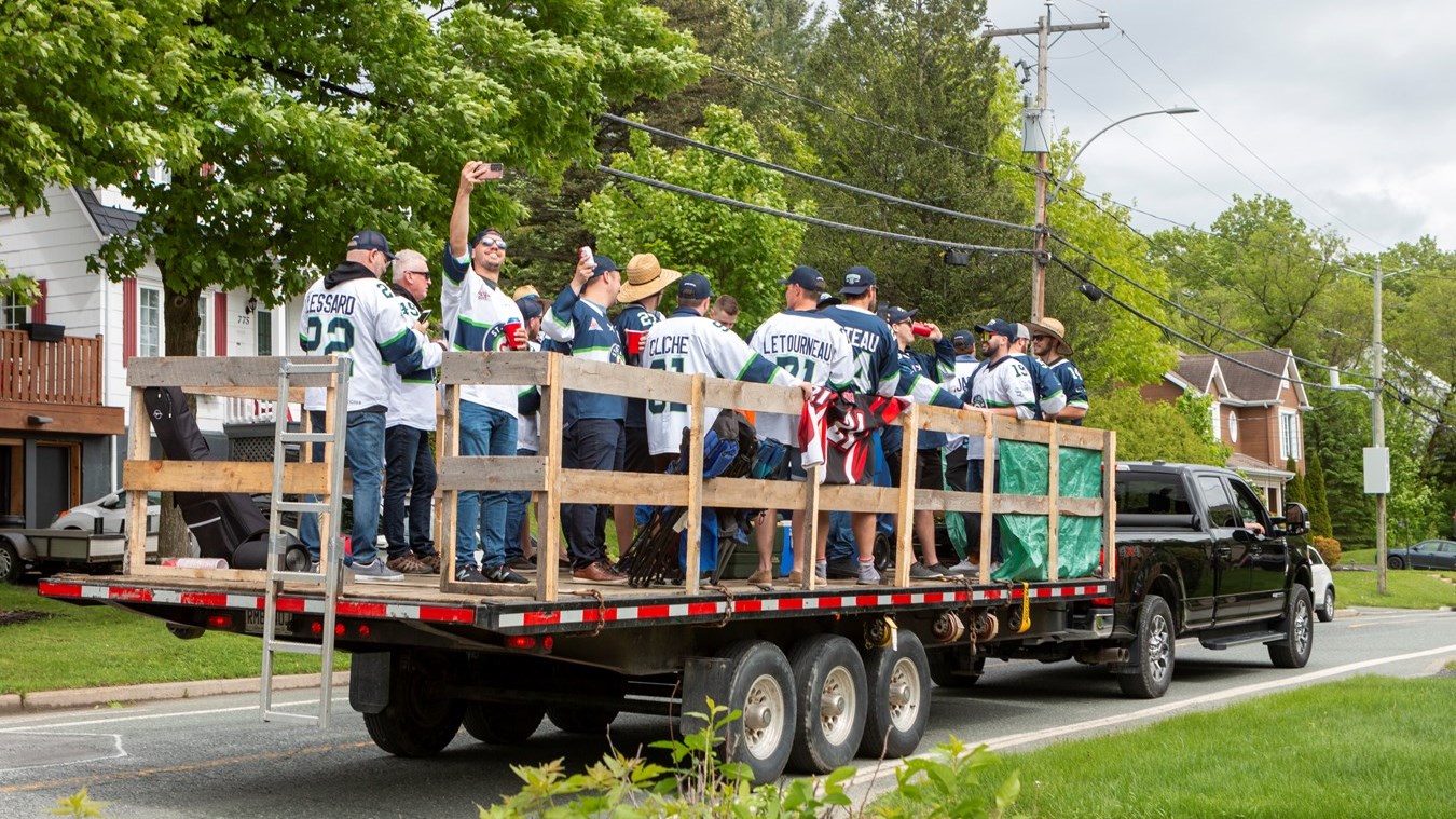 Une parade pour célébrer le club de hockey le Familiprix