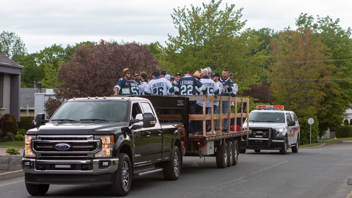 Une parade pour célébrer le club de hockey le Familiprix