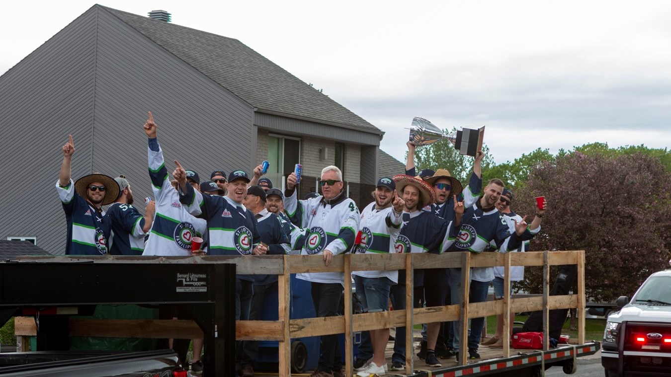 Une parade pour célébrer le club de hockey le Familiprix