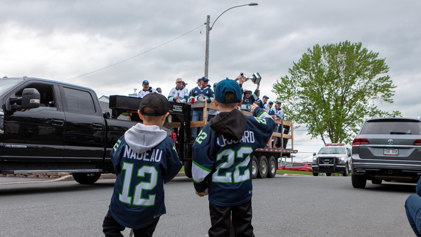 Une parade pour célébrer le club de hockey le Familiprix