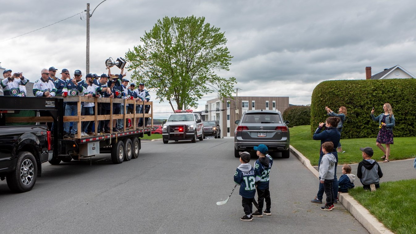 Une parade pour célébrer le club de hockey le Familiprix