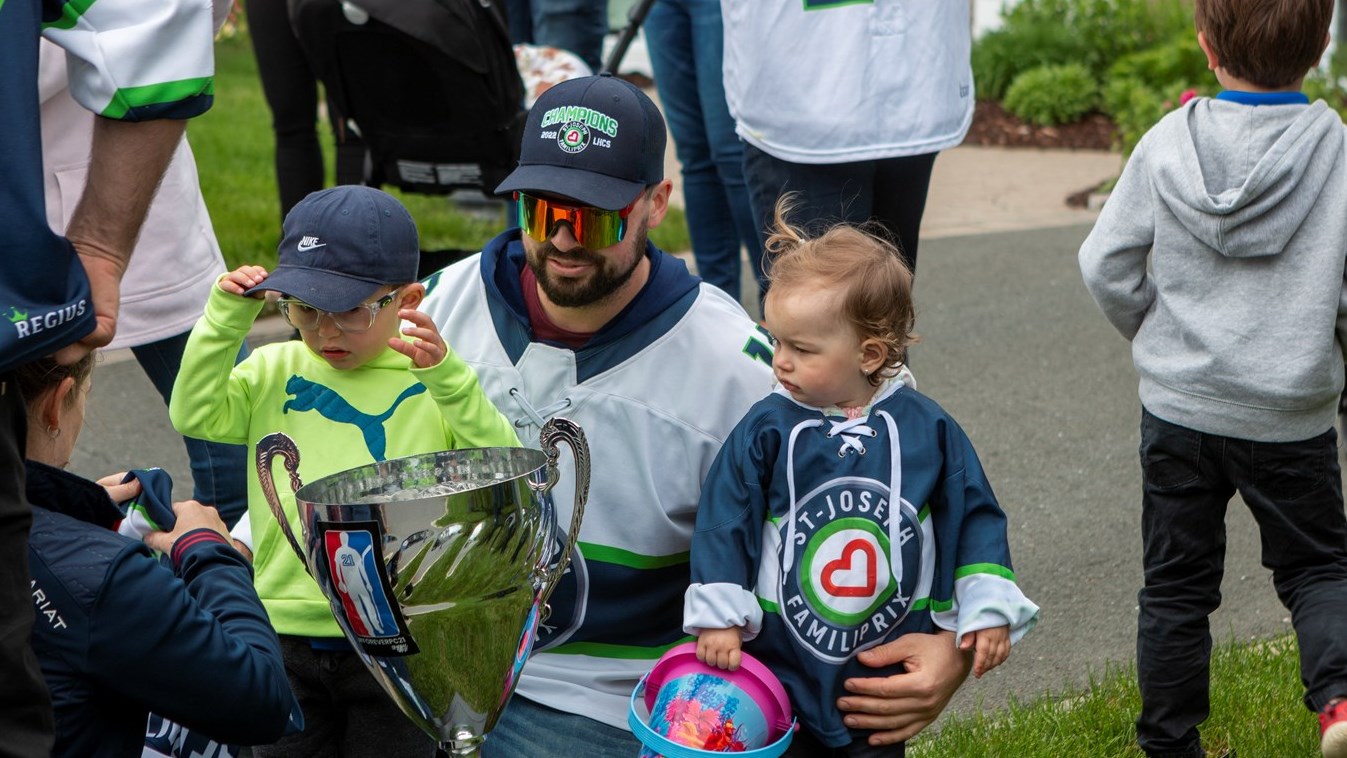 Une parade pour célébrer le club de hockey le Familiprix