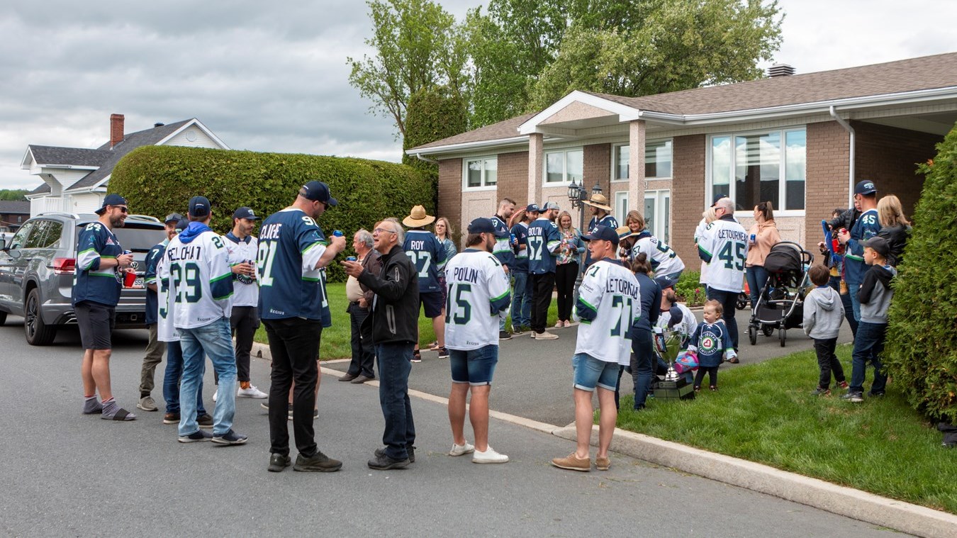 Une parade pour célébrer le club de hockey le Familiprix