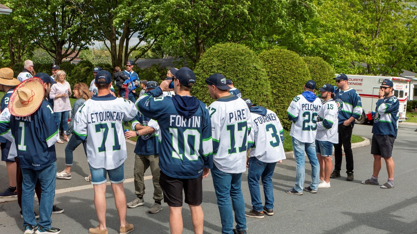 Une parade pour célébrer le club de hockey le Familiprix
