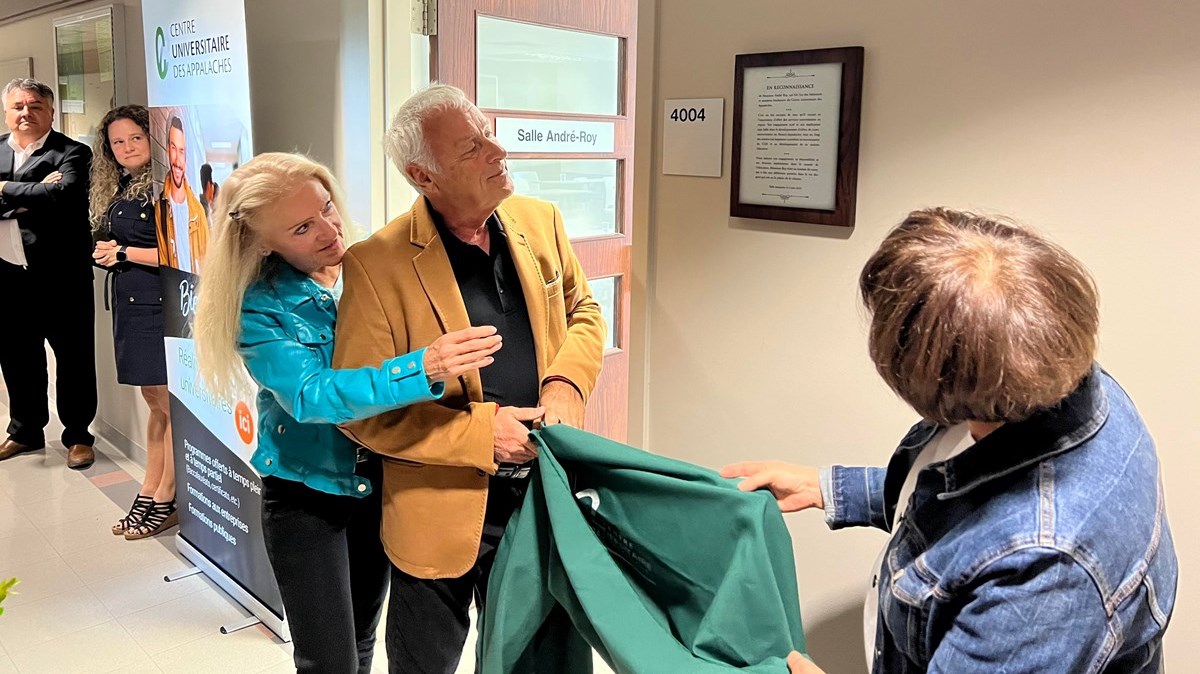 Dévoilement de la plaque commémorative par les membres de la famille d'André Roy
