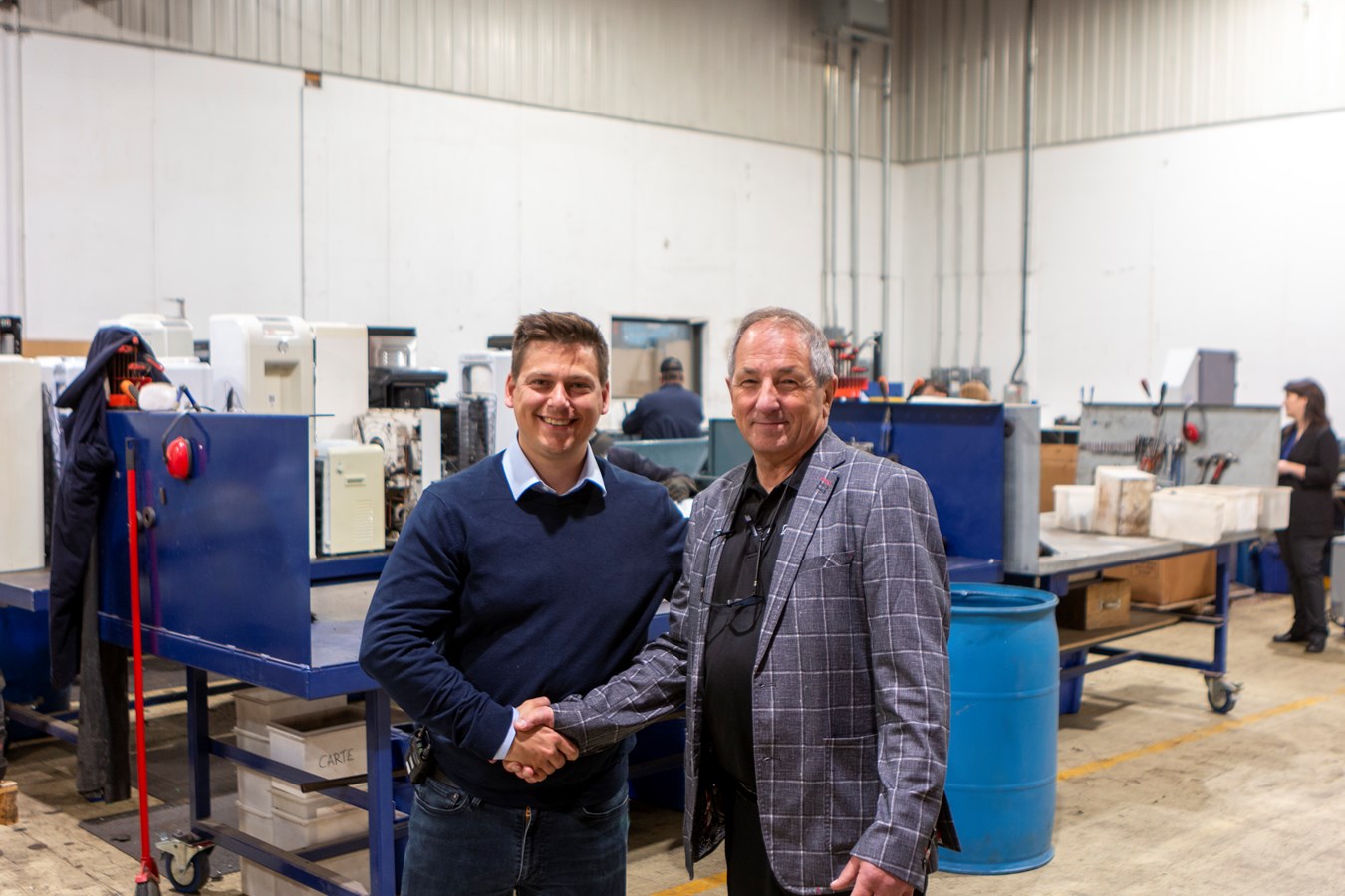 À gauche, le directeur général de GoRecycle Canada, Jules Foisy-Lapointe, lors de sa visite des installations du Groupe Aptas à Sainte-Marie avec le directeur général du groupe, Lionel Bisson.
