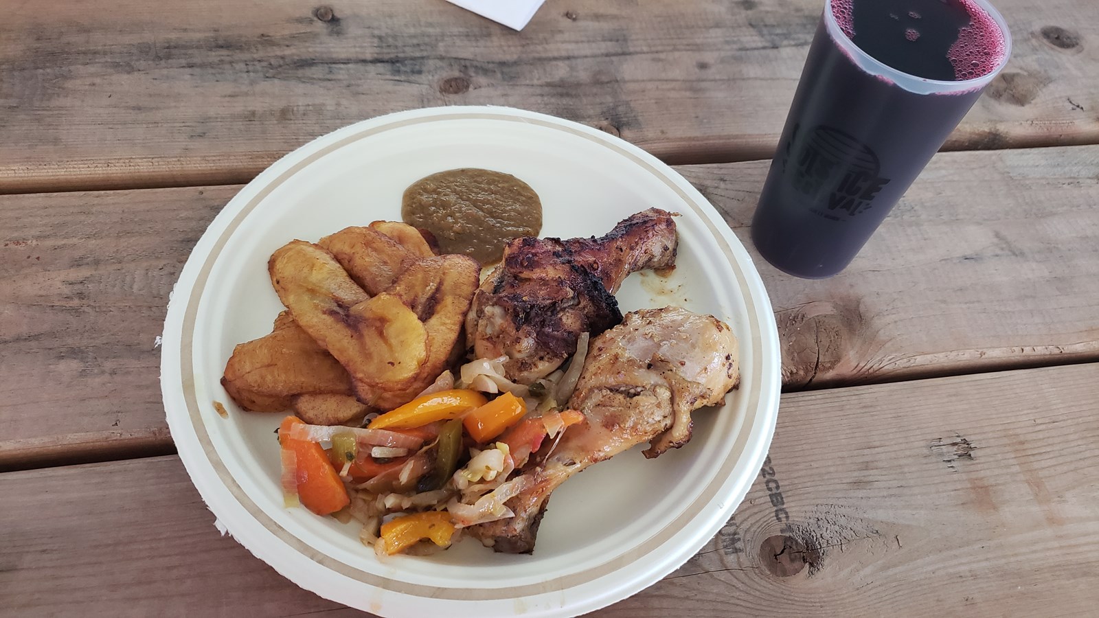 Repas africain : banane plantain, poulet et légumes, le tout accompagné d'un jus de Bissap