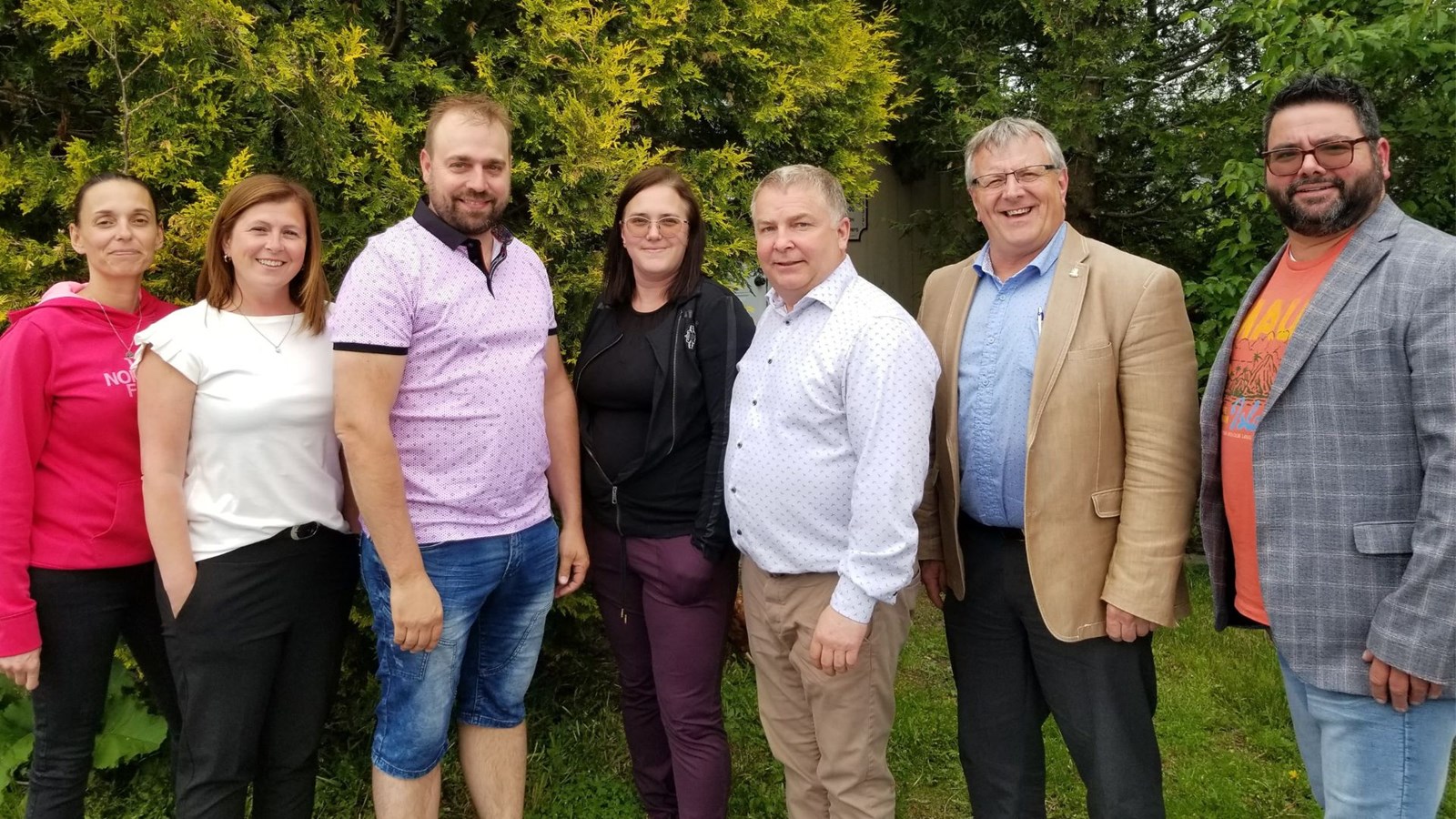 De gauche à droite, Mireille Vézina de l’Hôtel et Centre de congrès le Georgesville, Claudia Poulin du Woodooliparc, Francis Gagné du Houblon des Jarrets Noirs, Marie-Ève Poulin du NRJ Spa Nordique, Jean-Yves Goulet de la Bleuetière Goulet, Gaétan Vachon de la Ville de Sainte-Marie et Nick Fortin de la Fromagerie Pépite d’Or. (Absents: Claude Morin de la Ville de Saint-Georges et René Leduc de la municipalité de Saint-Séverin).