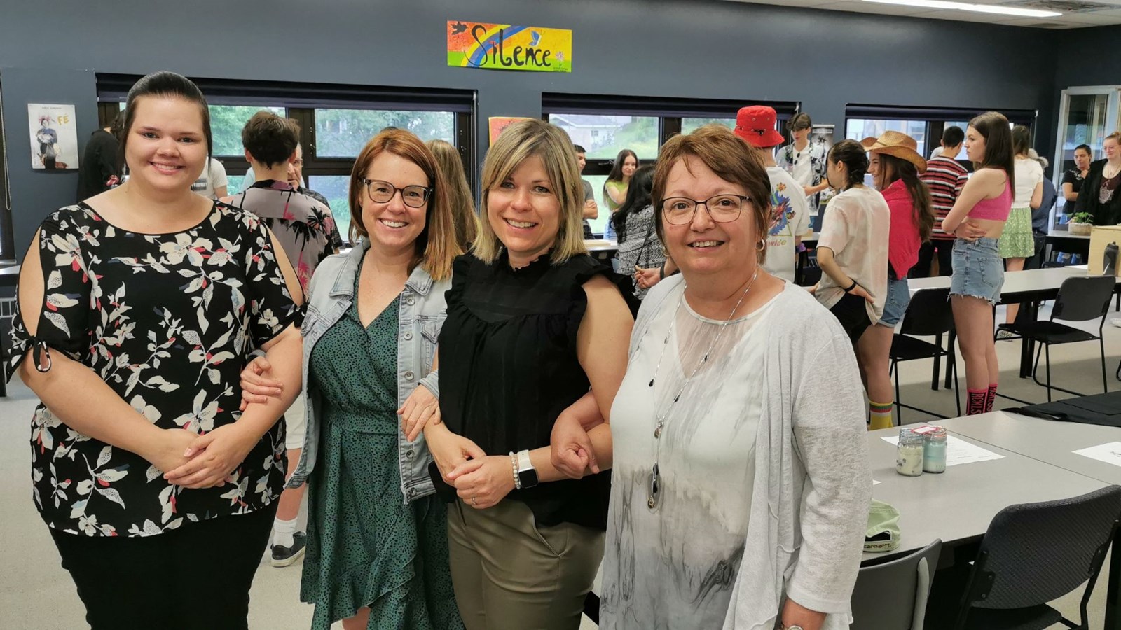 Les enseignantes Nadia Leblond, Dany Poulin et Josée Grondin, avec la directrice générale du CABBE, Brigitte Lessard.