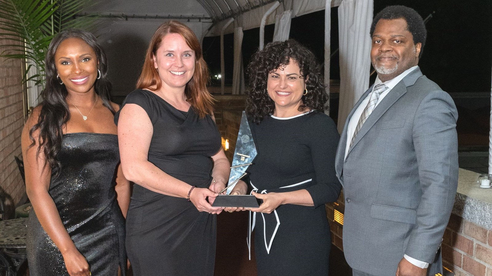 Krystal Bates et Reginald Tucker, du magazine Floor Covering News, ont remis le prix aux représentantes de Mirage, Vanessa Desrochers et Anne-Marie Quirion.