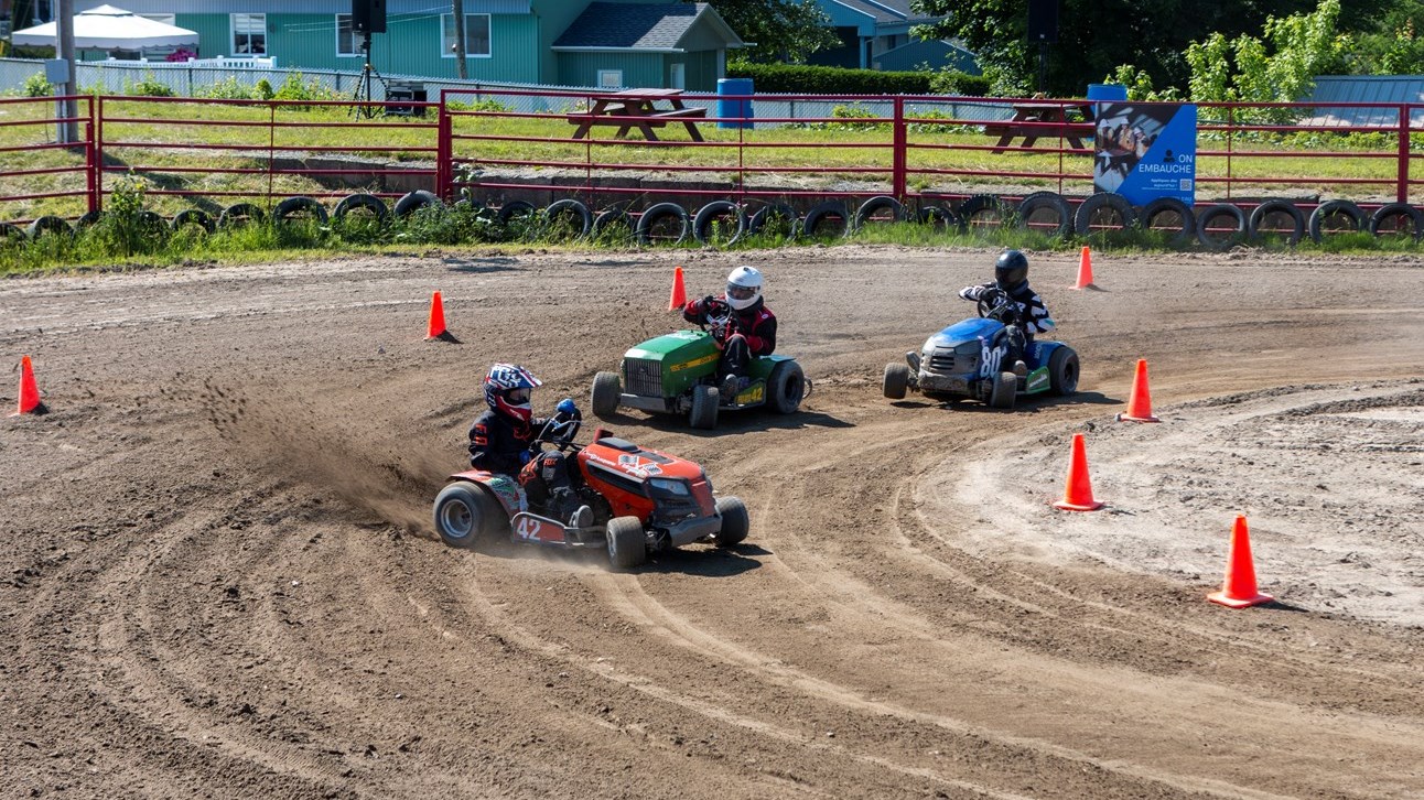 Retour en images sur les courses de tracteurs à gazon