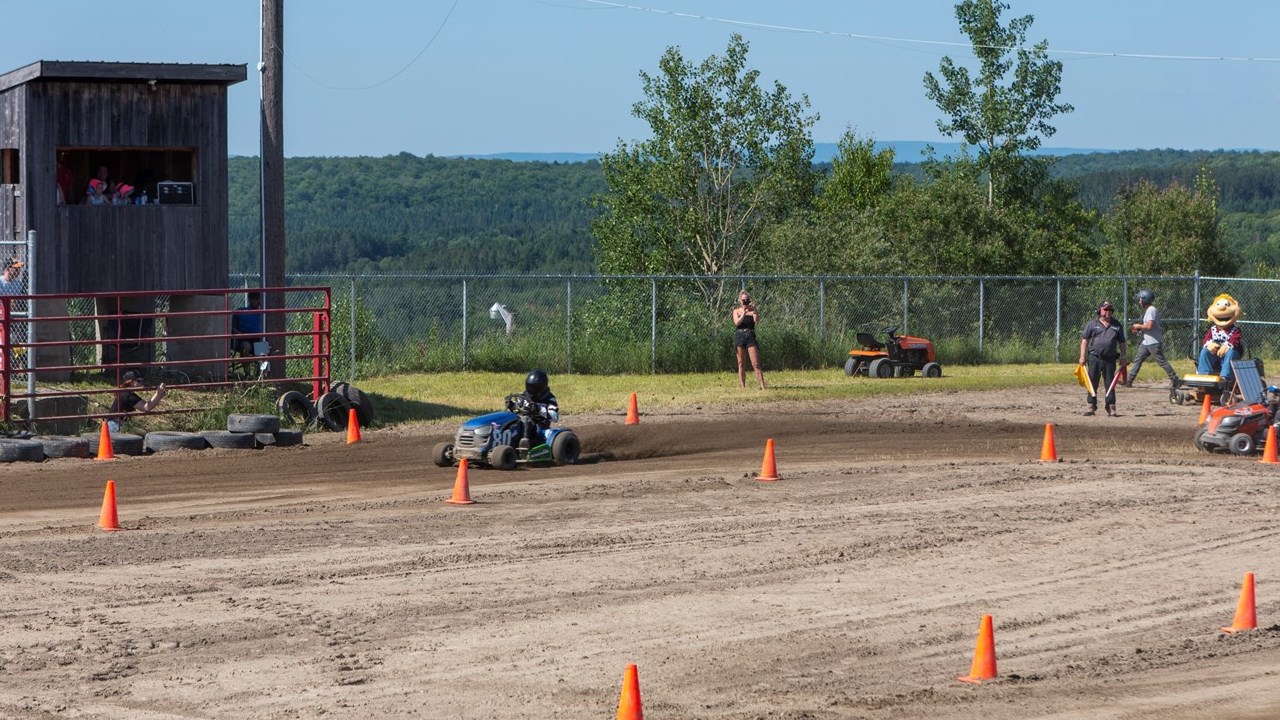 Retour en images sur les courses de tracteurs à gazon