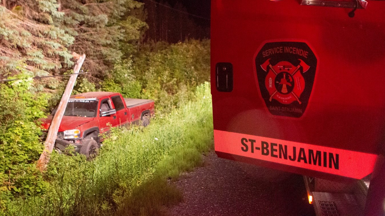 Deux sorties de route et un feu de véhicule hier soir en Beauce