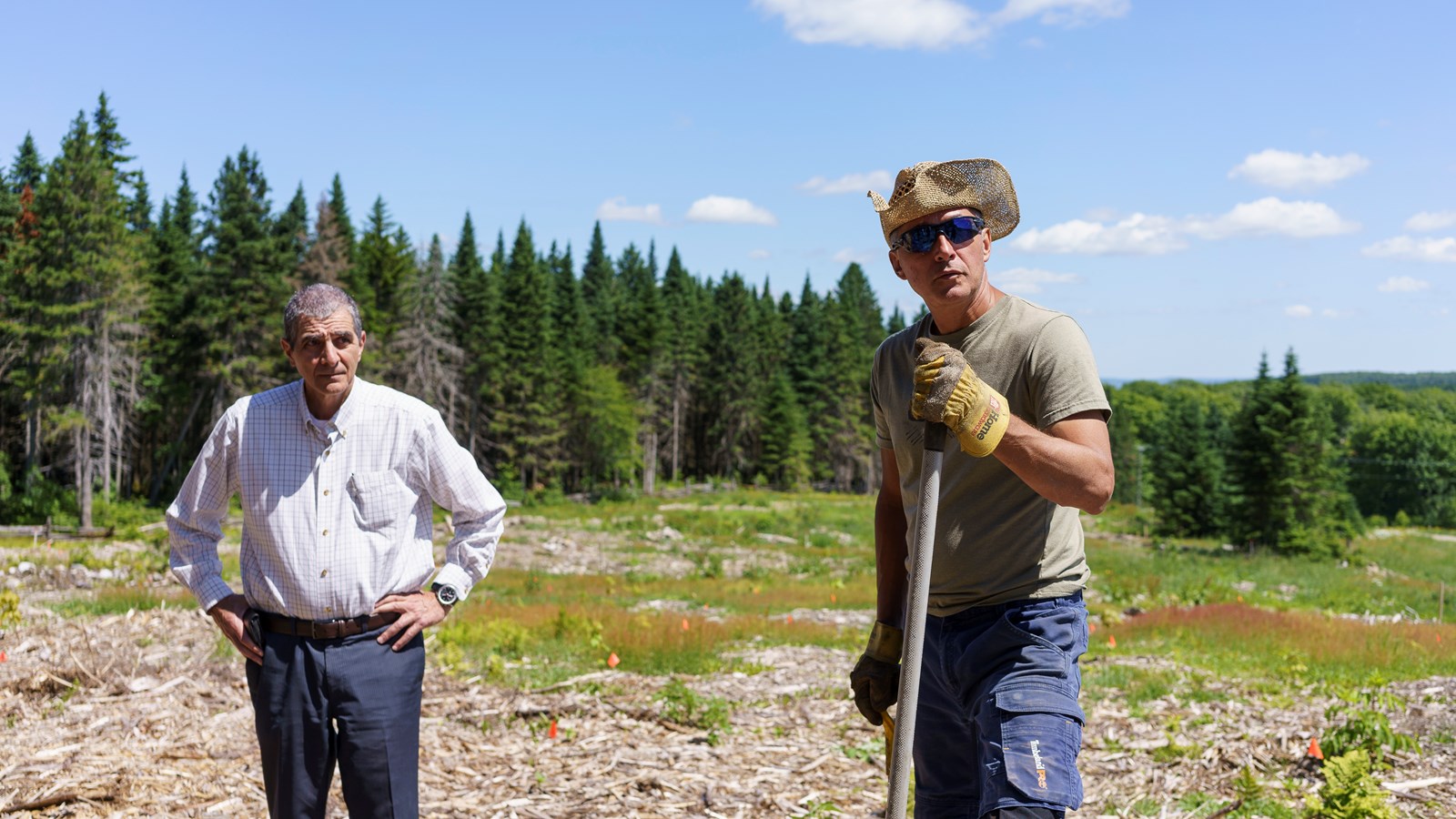 Pierre Thabet, président chez Mirage, et Simon Labbé, producteur de bois