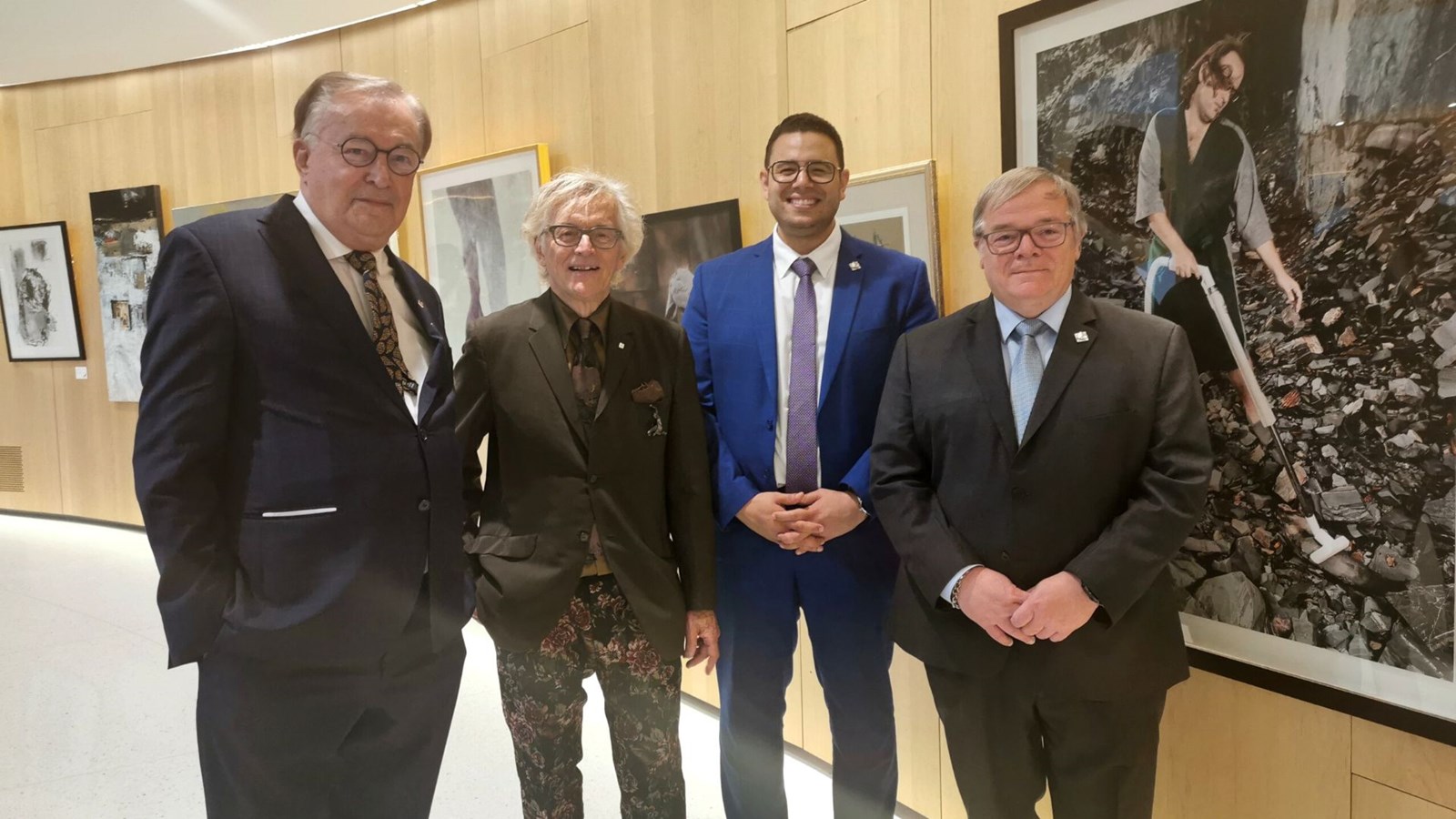L'auteur et ancien directeur général de la Grande bilbliothèque du Québec, Jean-Louis Roy, le directeur artistique de Beauce Art, Joseph-Richard Veilleux, et les députés de Beauce-Sud et Beauce-Nord, Samuel Poulin et Luc Provençal.
