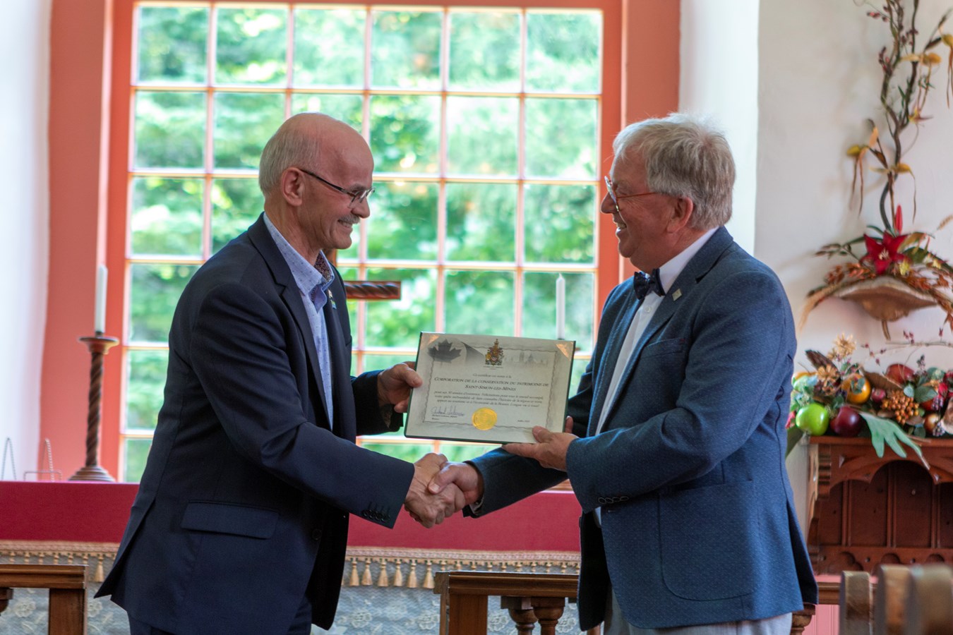 Le député fédérale de Beauce, Richard Lehoux, a remis une certification de reconnaissance au président de la corporation du patrimoine de Saint-Simon-les-Mines, Yvan Poulin