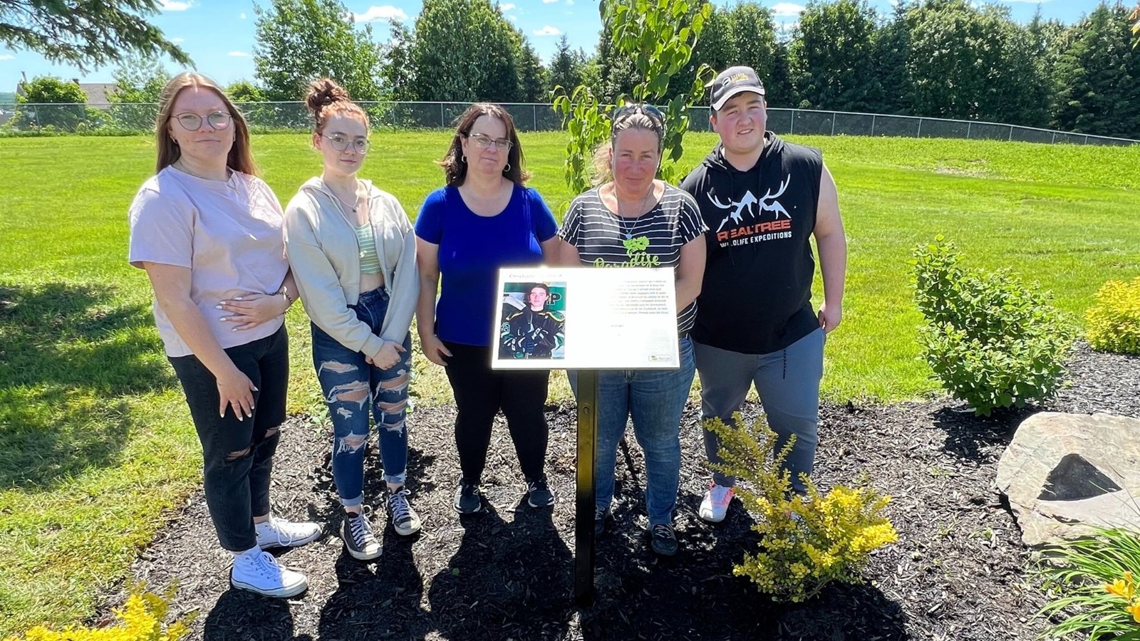 La plaque se trouve en avant de la polyvalente Bélanger
