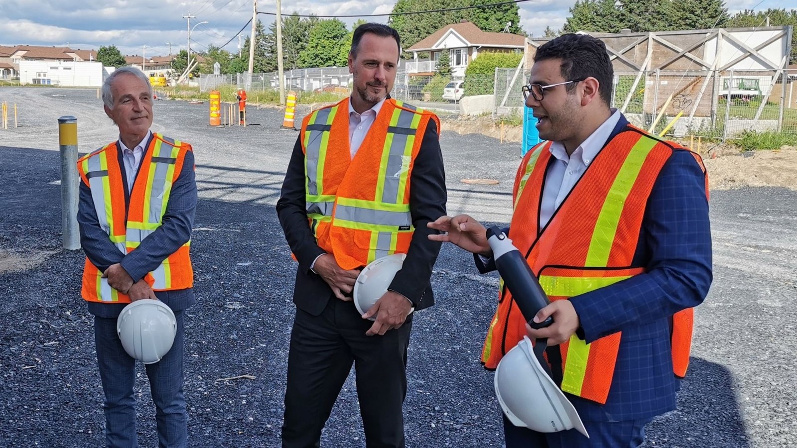 Au centre, le ministre de l'Éducation, Jean-François Roberge, lors de son passage à Saint-Georges hier pour visiter le chantier du Centre multisports.