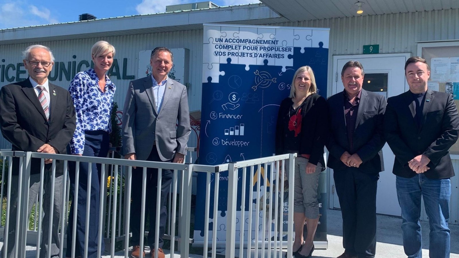 Le maire de Saint-Alfred, Jean-Roch Veilleux, la conférencière de la Soirée des Sommets 2022, Bianka Poulin, le dg de Beauce-Centre Économique, Daniel Chaîné, la représentante de Desjardins, Josée Turgeon, le v-p de BCE, Serge Jacques et le préfet de la MRC Robert-Cliche, Jonathan V. Bolduc.