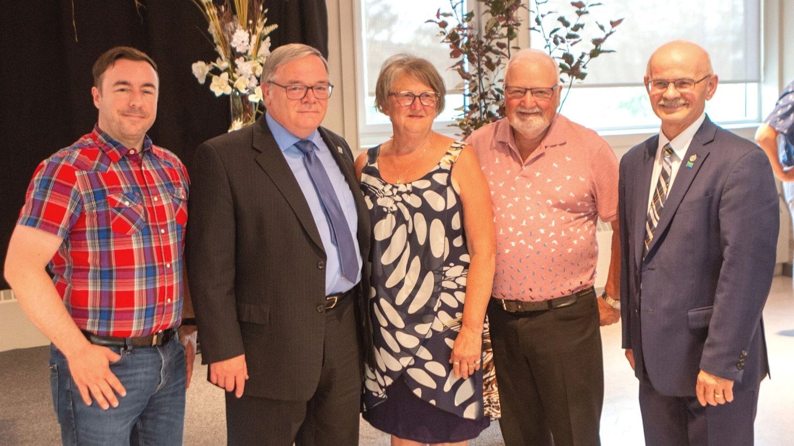 Ghislaine Doyon entourée de Jonathan V. Bolduc, maire de Saint-Victor et préfet de la MRC Robert-Cliche, Luc Provençal, député de Beauce-Nord, Janvier Grondin, son prédécesseur à la mairie, et Richard Lehoux, député fédéral de Beauce.