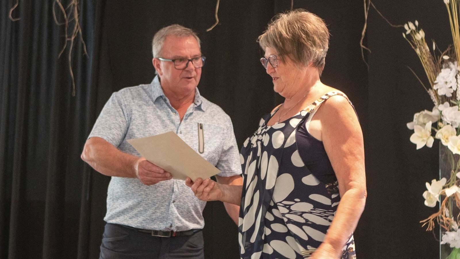 Le conseiller, Marcel Paré, a remis un certificat de reconnaissance de la Municiplaité de Saint-Jules.