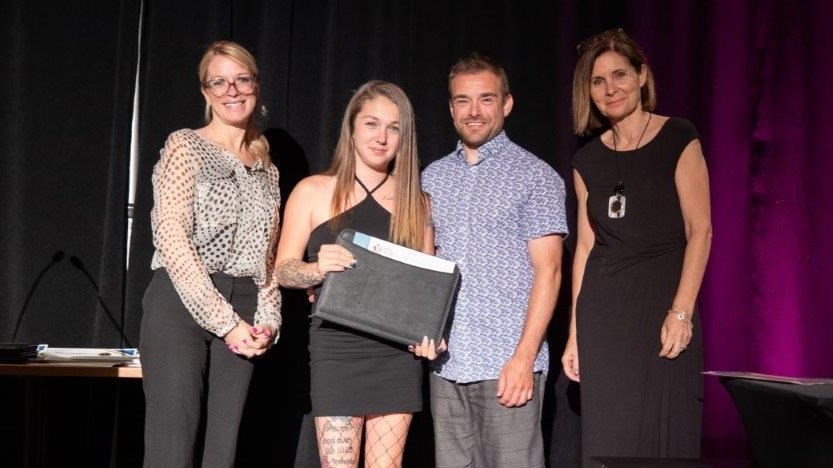 Cindy Lacroix a reçu un certificat de la Fondation du mérite scolaire.