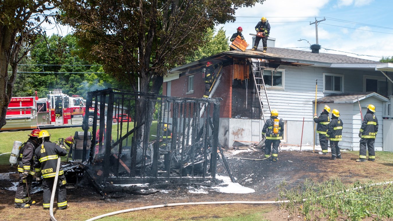 Un feu de cabanon se propage à une résidence voisine