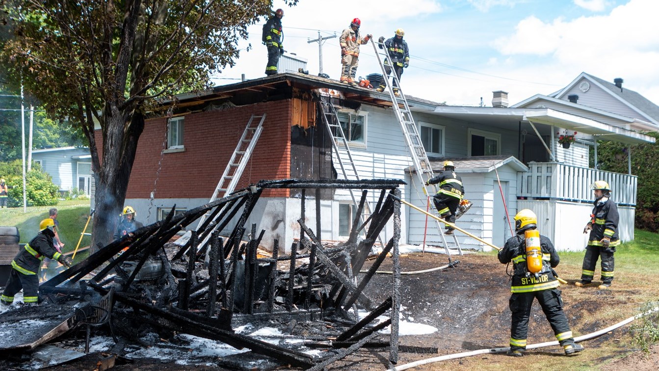 Un feu de cabanon se propage à une résidence voisine