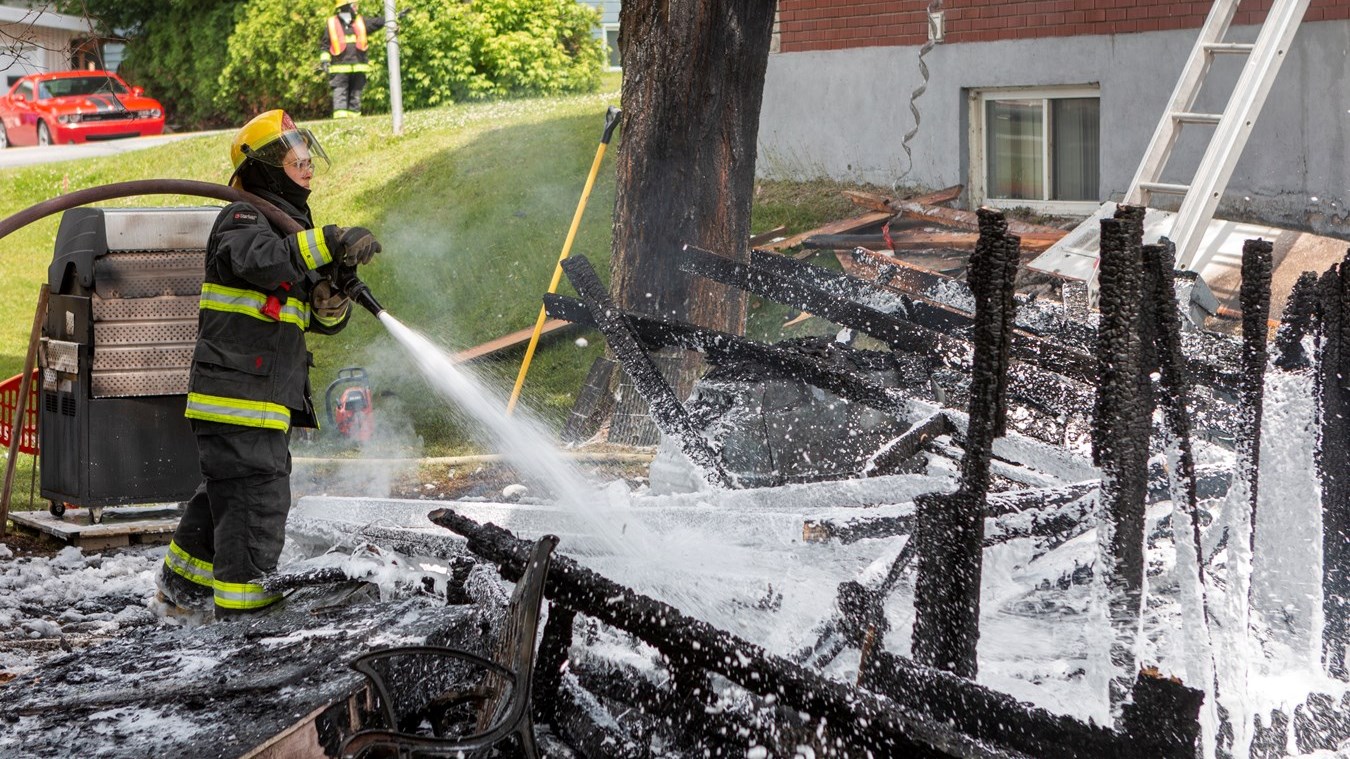 Un feu de cabanon se propage à une résidence voisine