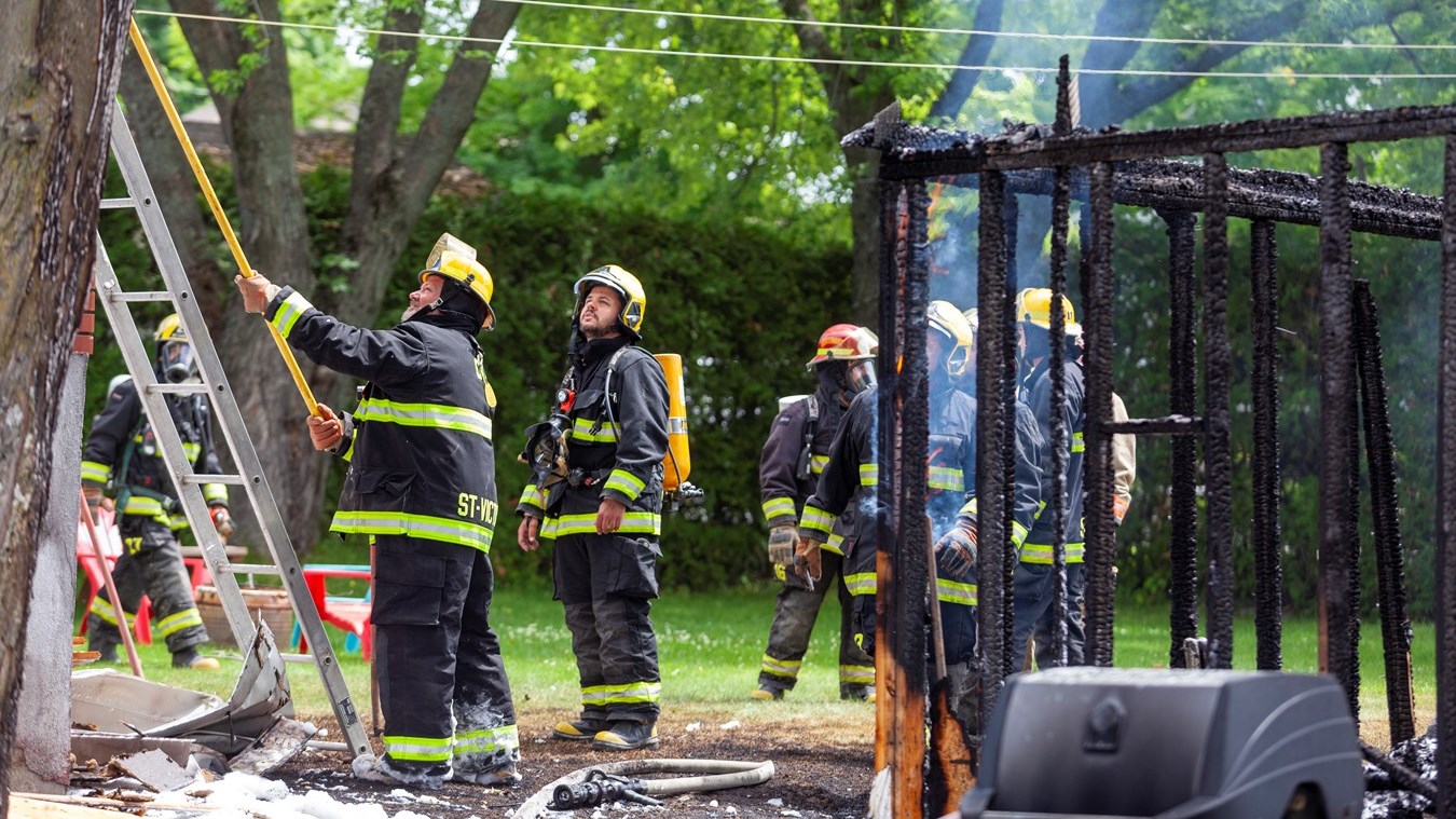 Un feu de cabanon se propage à une résidence voisine
