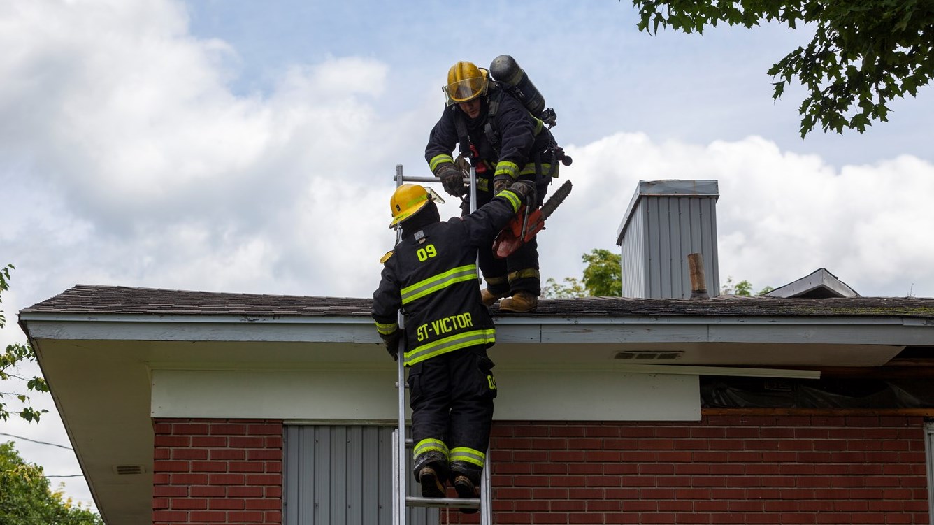 Un feu de cabanon se propage à une résidence voisine
