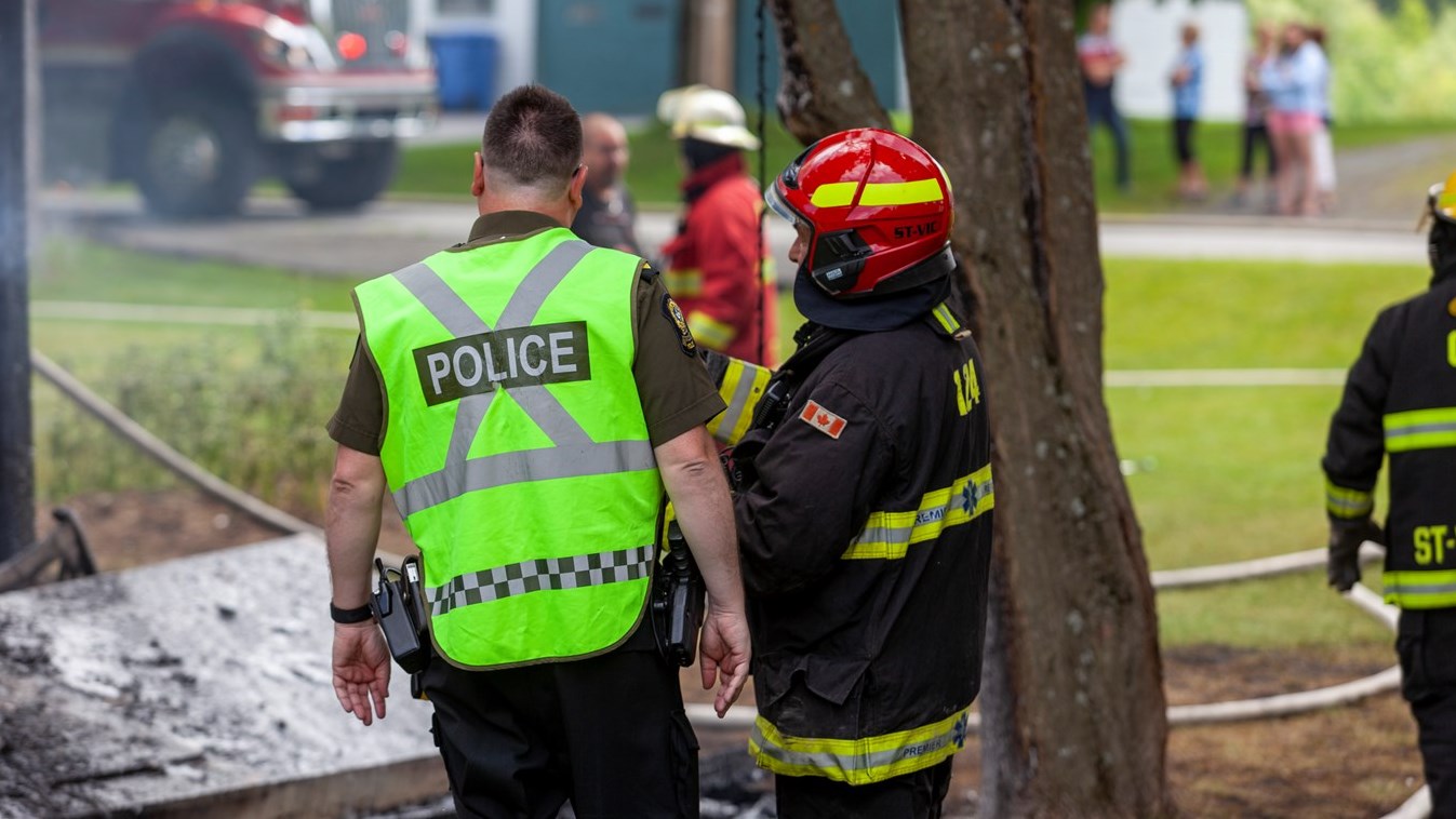 Un feu de cabanon se propage à une résidence voisine
