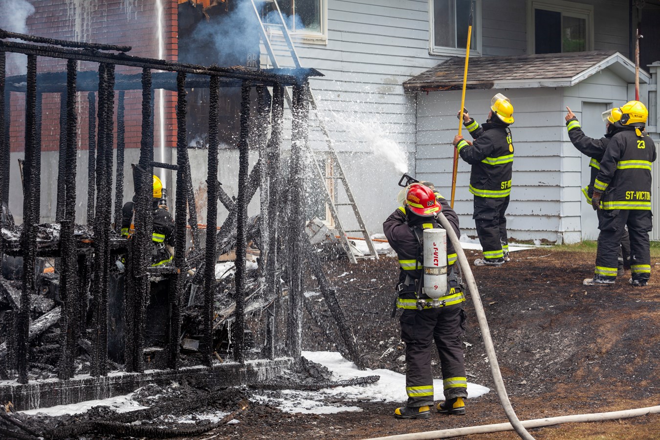 Un feu de cabanon se propage à une résidence voisine