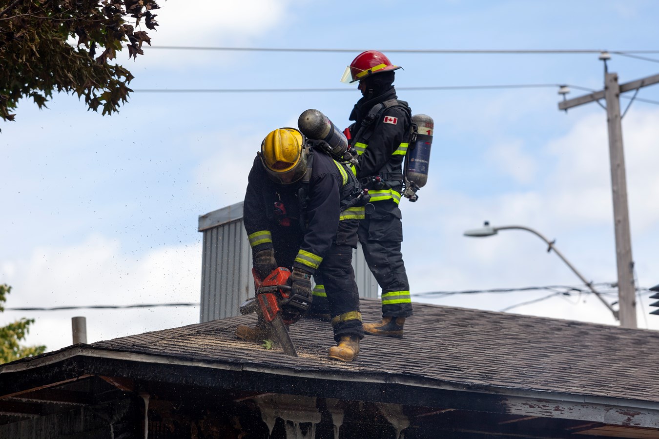 Un feu de cabanon se propage à une résidence voisine
