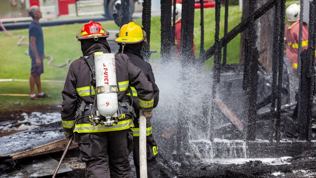 Un feu de cabanon se propage à une résidence voisine