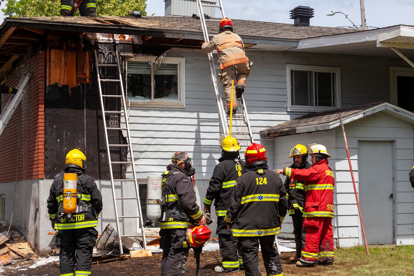 Un feu de cabanon se propage à une résidence voisine
