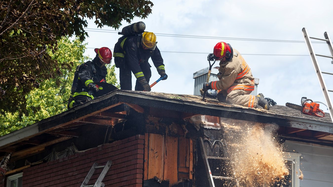 Un feu de cabanon se propage à une résidence voisine
