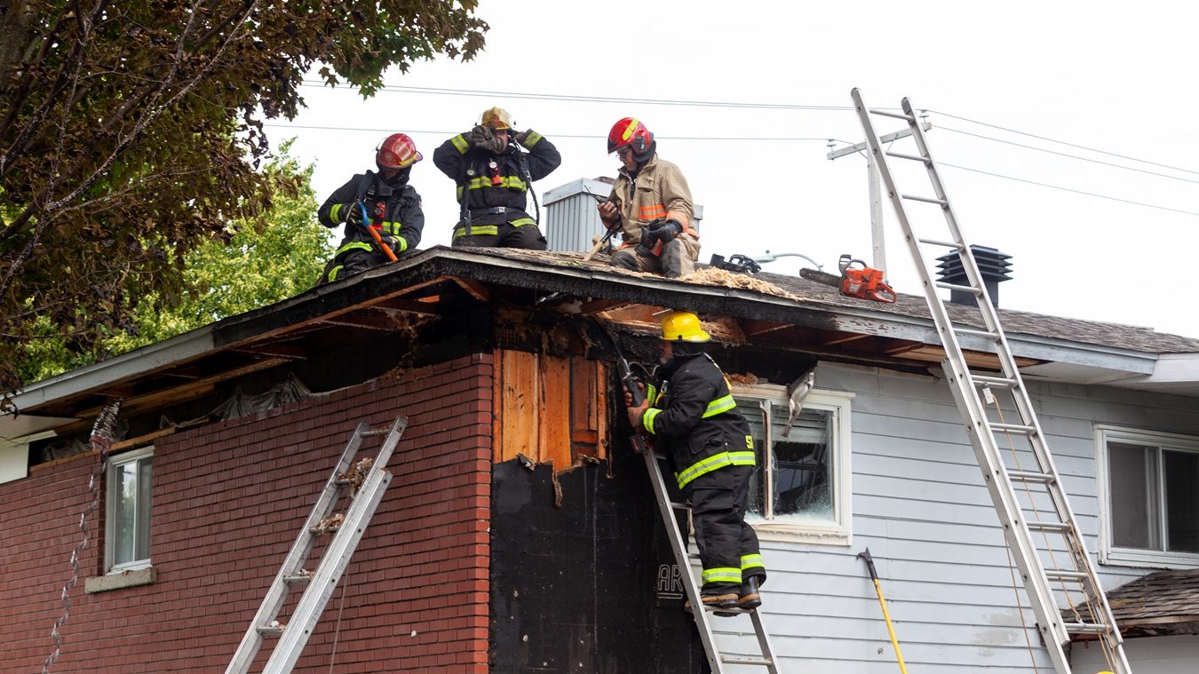 Un feu de cabanon se propage à une résidence voisine