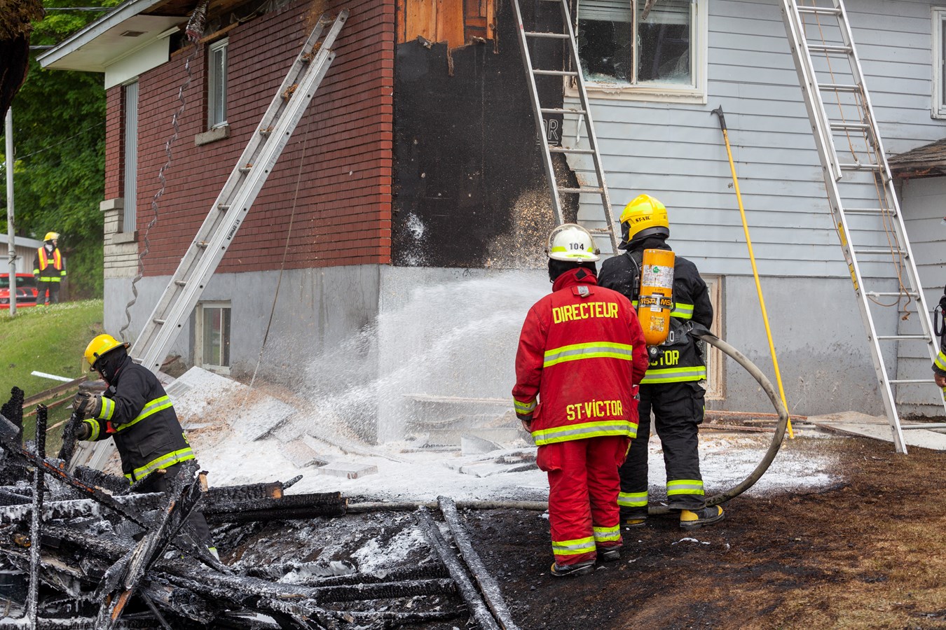 Un feu de cabanon se propage à une résidence voisine