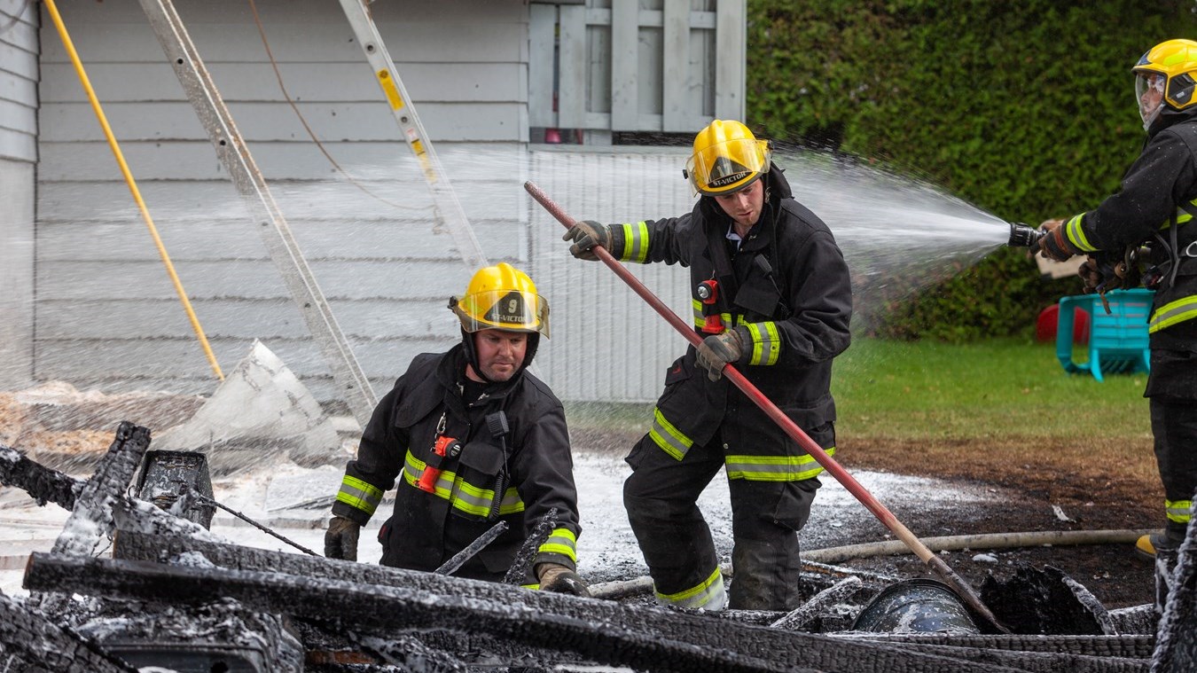 Un feu de cabanon se propage à une résidence voisine