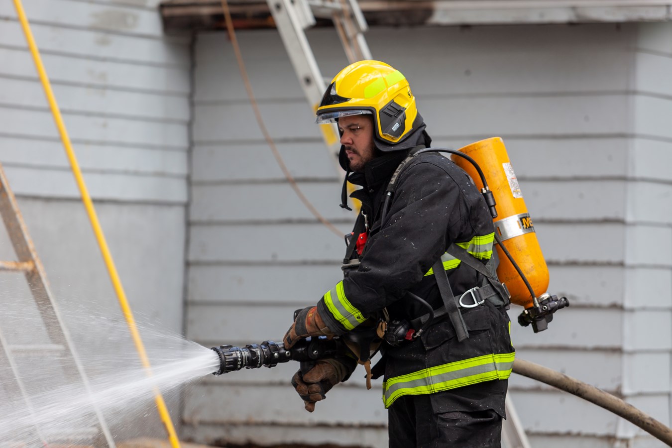 Un feu de cabanon se propage à une résidence voisine