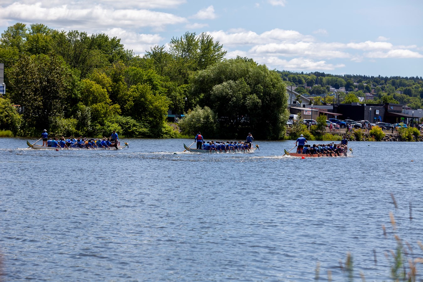 Près de 550 rameurs dans les bateaux-dragons à Saint-Georges