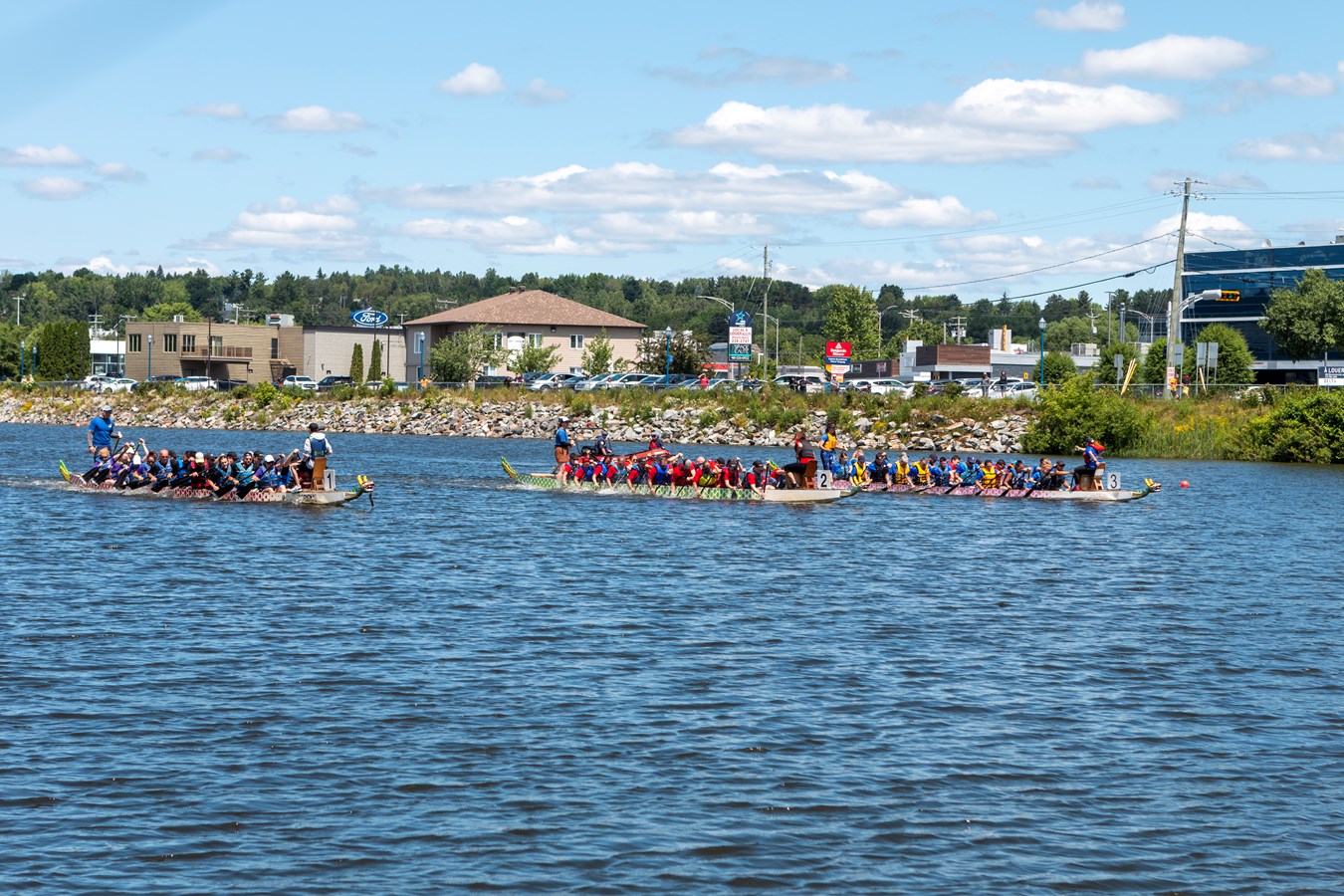 Près de 550 rameurs dans les bateaux-dragons à Saint-Georges