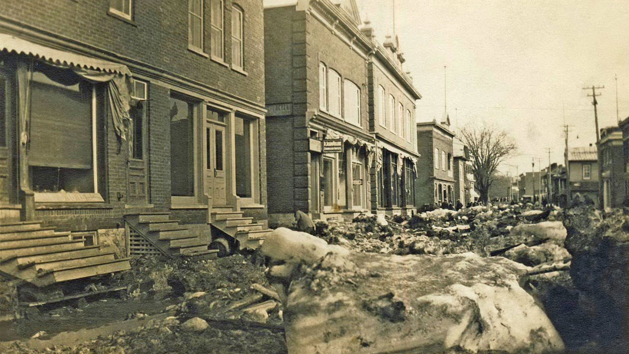 Images saisissantes de la débâcle du 8 avril 1928