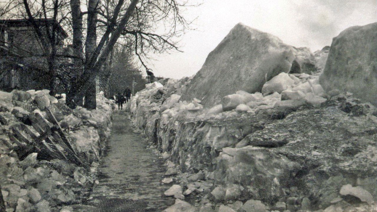 Images saisissantes de la débâcle du 8 avril 1928