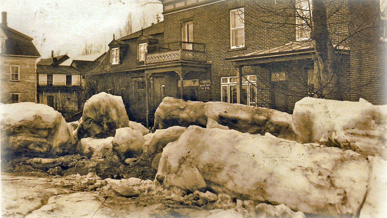 Images saisissantes de la débâcle du 8 avril 1928