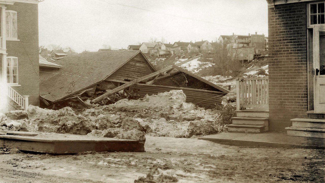 Images saisissantes de la débâcle du 8 avril 1928