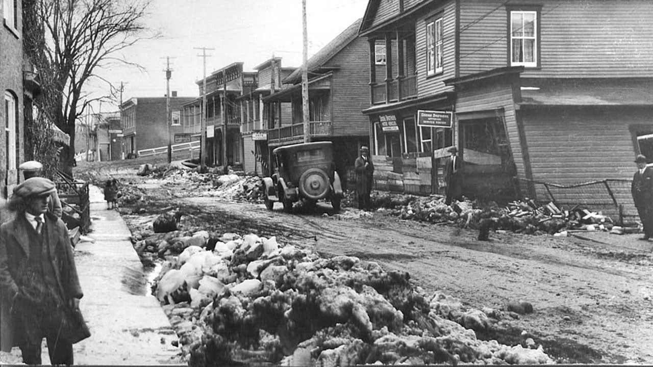 Images saisissantes de la débâcle du 8 avril 1928